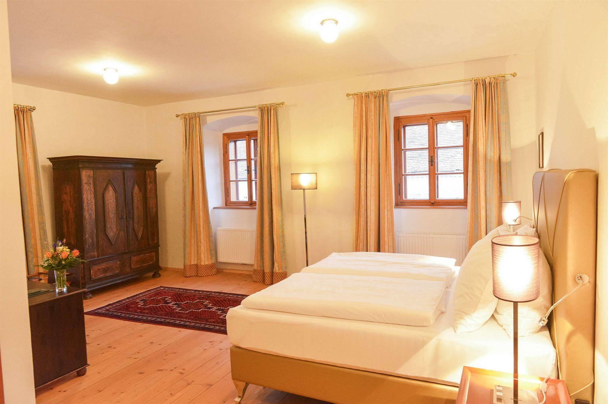 Schlosshotel Mailberg Exteriör bild